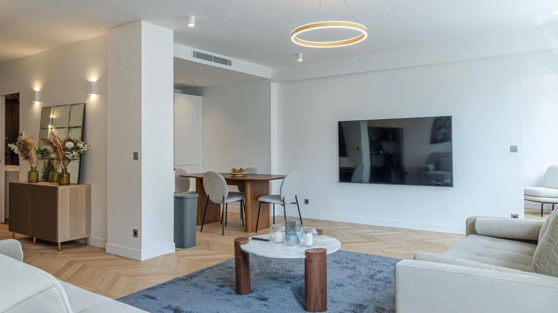 Lavie Maison : A C & Eiffel Tower View