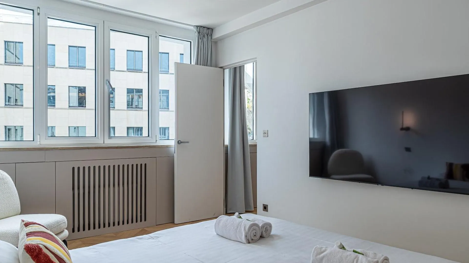 Lavie Maison : A C & Eiffel Tower View