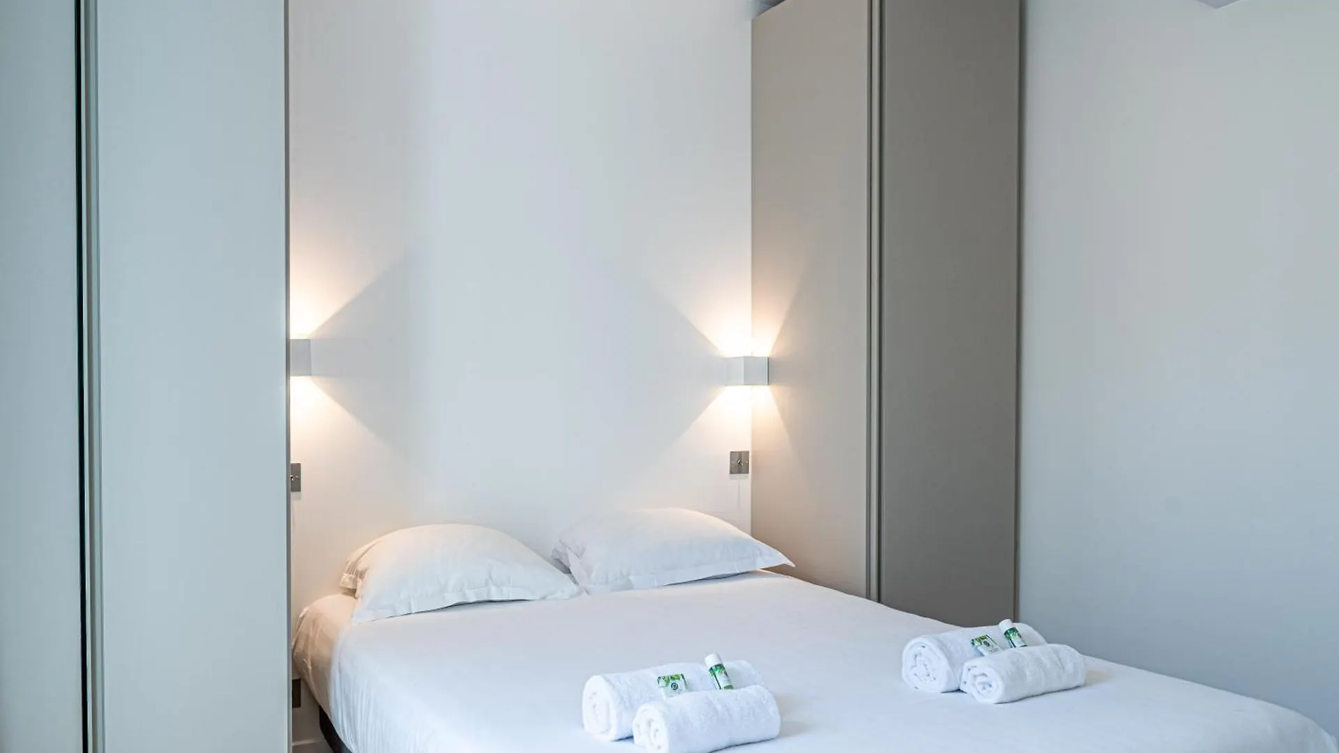 Apartment Lavie Maison : A C & Eiffel Tower View Paris